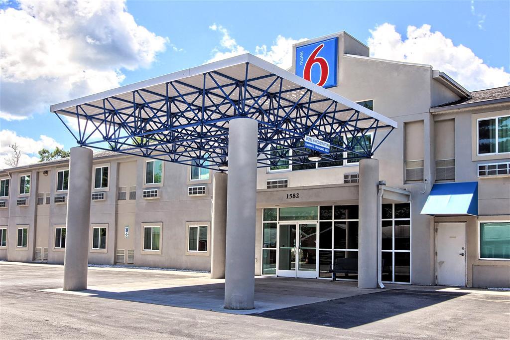 Seasons Inn טראוורס סיטי מראה חיצוני תמונה