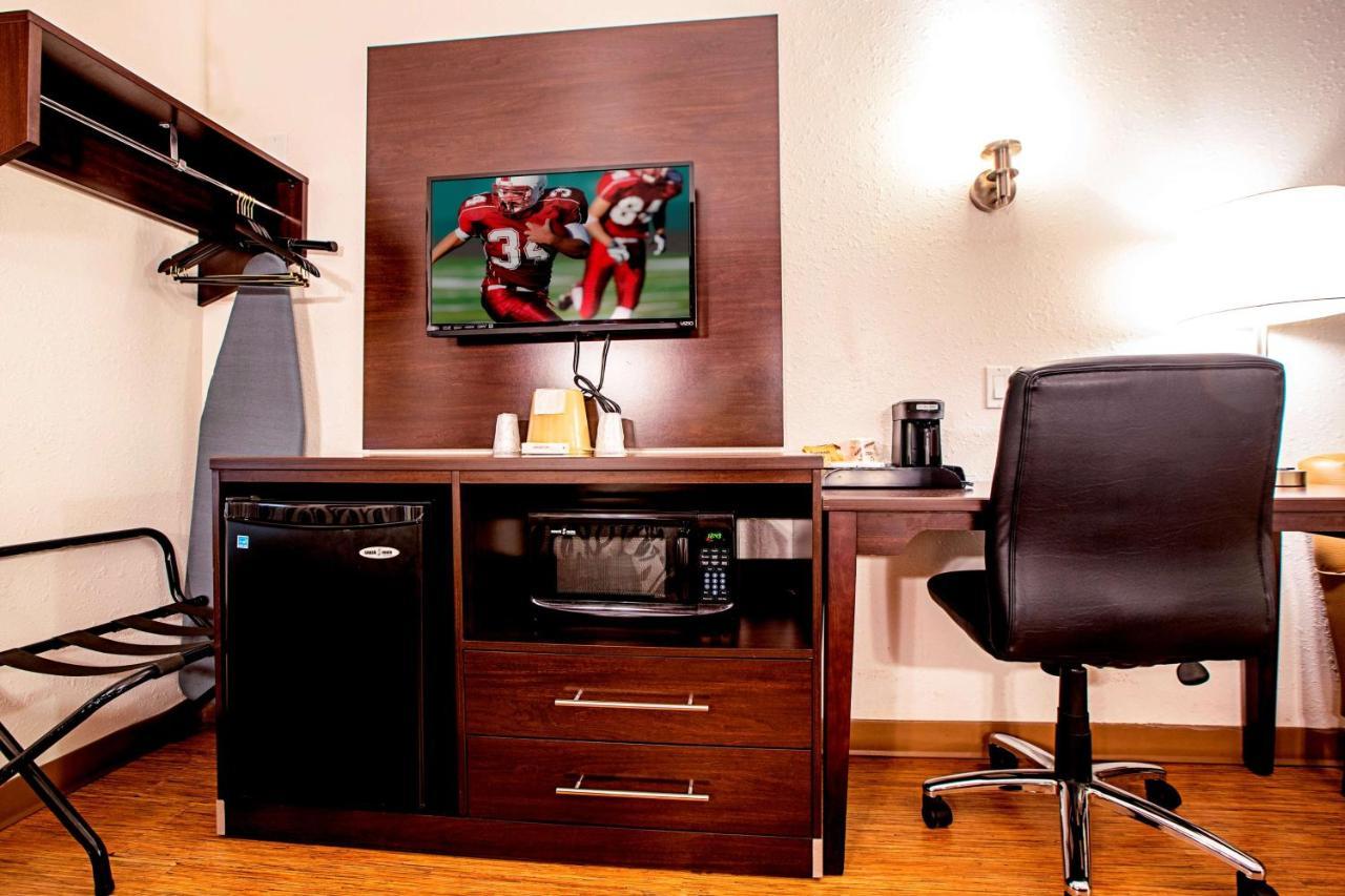 Seasons Inn טראוורס סיטי מראה חיצוני תמונה