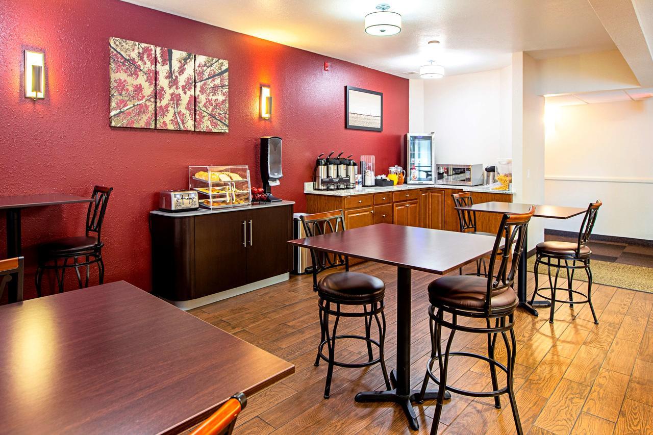 Seasons Inn טראוורס סיטי מראה חיצוני תמונה