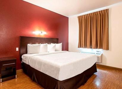 Seasons Inn טראוורס סיטי מראה חיצוני תמונה