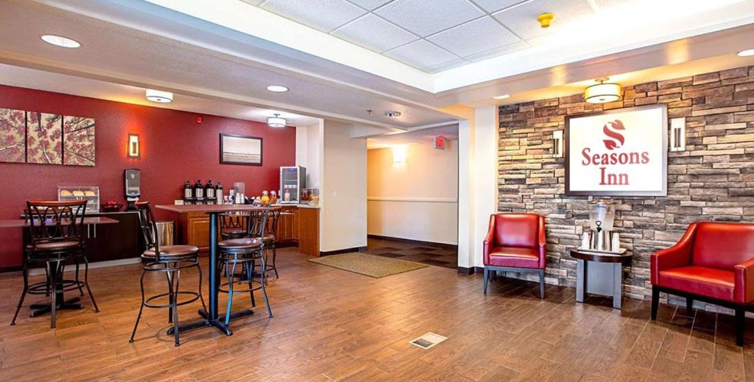 Seasons Inn טראוורס סיטי מראה חיצוני תמונה