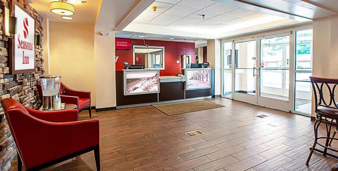 Seasons Inn טראוורס סיטי מראה חיצוני תמונה